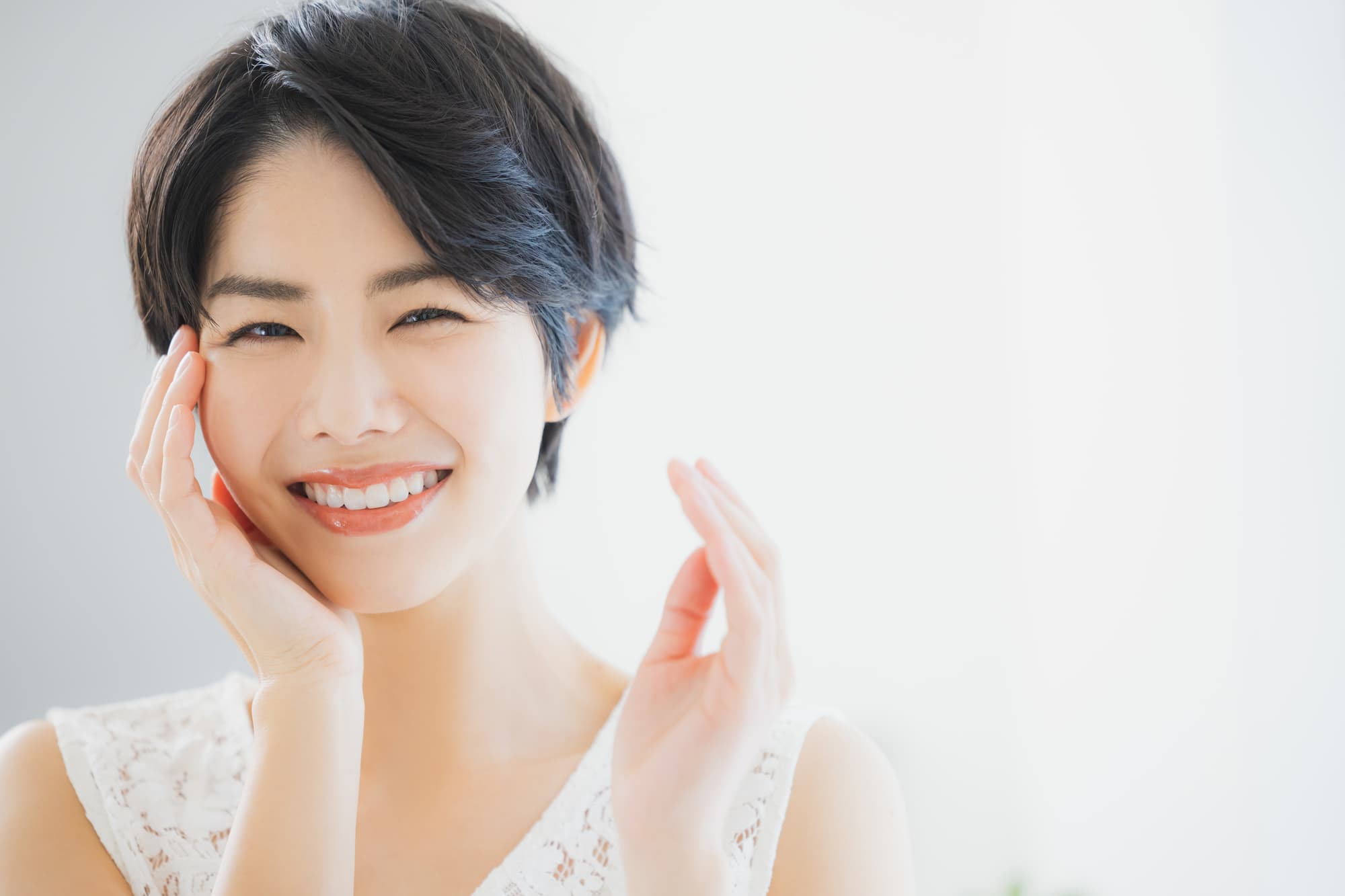 ホワイトニングの治療が終わり笑顔が美しい女性