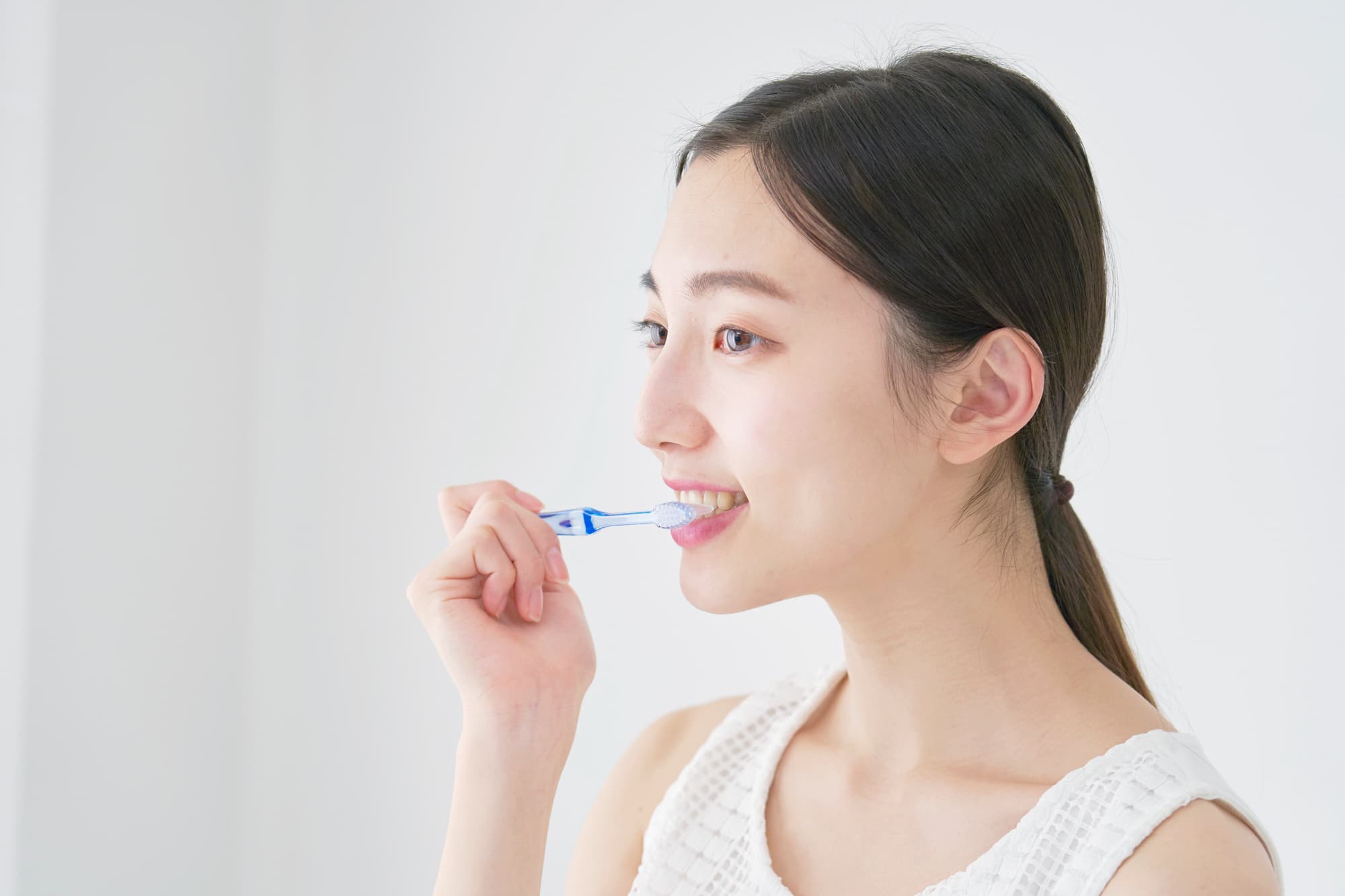 ホワイトニングの効果を長持ちさせるために歯みがきを徹底する女性
