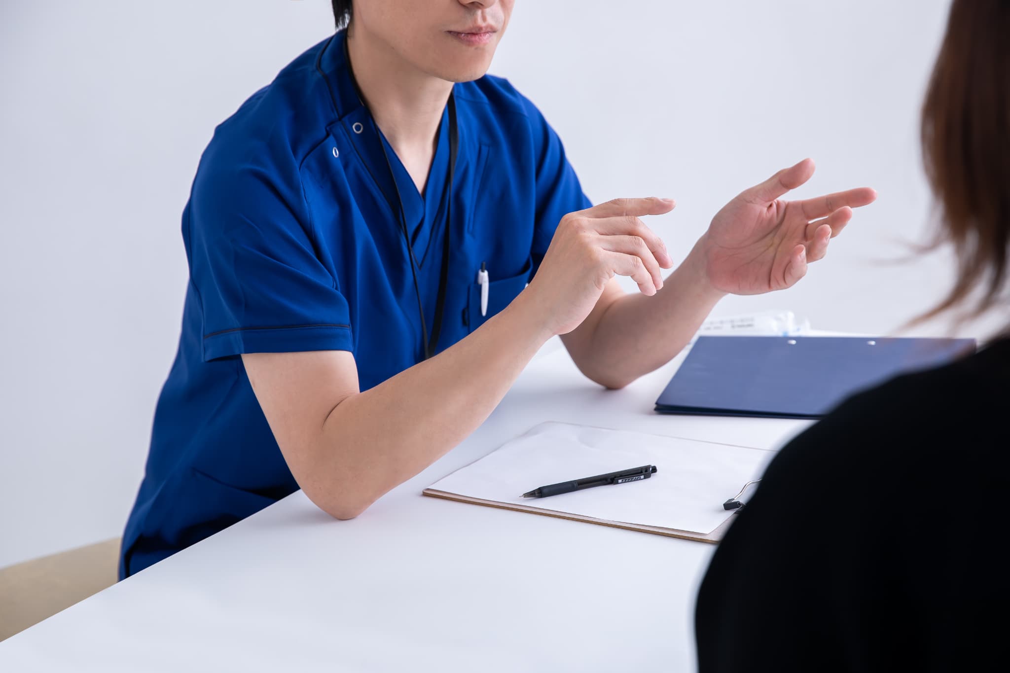 口臭があるか自分で確認する方法を説明する歯科医師