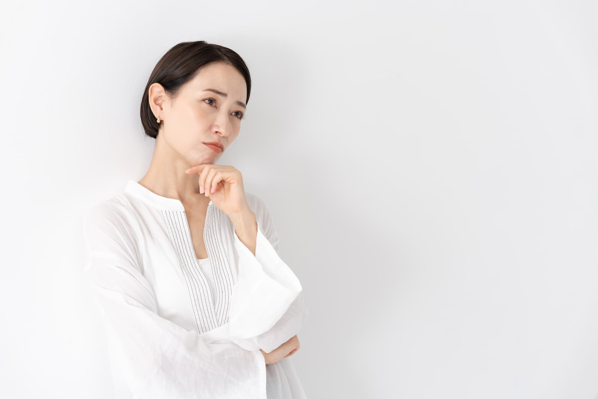 ホワイトニングの注意点は何かを考える女性